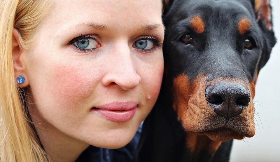 Gesicht von Frau und Hund